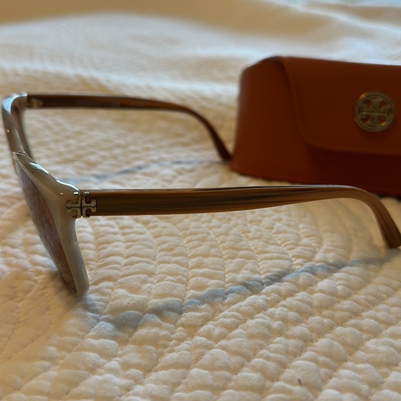 Like new Tory Burch sunglasses - Picture 3 of 5